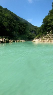 Tamul Şelalesi, Huasteca Potosina 'daki Aquismn belediyesinde, San Luis Potos Meksika' da bir teknede kürek çekebileceğiniz berrak bir sudur.