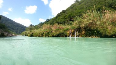 Tamul Şelalesi, Huasteca Potosina 'daki Aquismn belediyesinde, San Luis Potos Meksika' da bir teknede kürek çekebileceğiniz berrak bir sudur.
