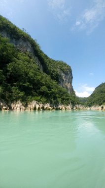 Tamul Şelalesi, Huasteca Potosina 'daki Aquismn belediyesinde, San Luis Potos Meksika' da bir teknede kürek çekebileceğiniz berrak bir sudur.
