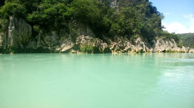 Tamul Şelalesi, Huasteca Potosina 'daki Aquismn belediyesinde, San Luis Potos Meksika' da bir teknede kürek çekebileceğiniz berrak bir sudur.