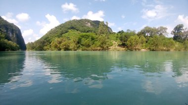 Tamul Şelalesi, Huasteca Potosina 'daki Aquismn belediyesinde, San Luis Potos Meksika' da bir teknede kürek çekebileceğiniz berrak bir sudur.