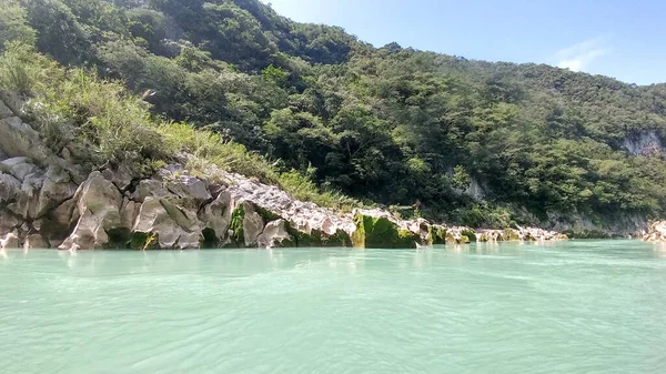 Tamul Şelalesi, Huasteca Potosina 'daki Aquismn belediyesinde, San Luis Potos Meksika' da bir teknede kürek çekebileceğiniz berrak bir sudur.