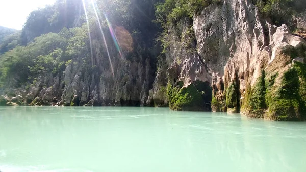 Tamul Şelalesi, Huasteca Potosina 'daki Aquismn belediyesinde, San Luis Potos Meksika' da bir teknede kürek çekebileceğiniz berrak bir sudur.
