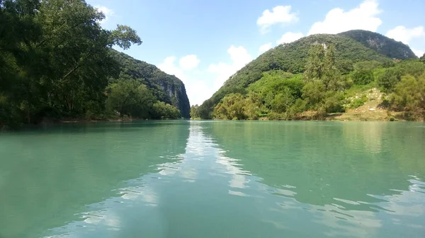 Tamul Şelalesi, Huasteca Potosina 'daki Aquismn belediyesinde, San Luis Potos Meksika' da bir teknede kürek çekebileceğiniz berrak bir sudur.