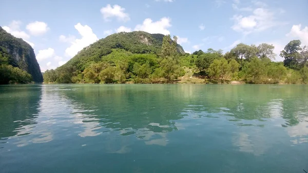 Tamul Şelalesi, Huasteca Potosina 'daki Aquismn belediyesinde, San Luis Potos Meksika' da bir teknede kürek çekebileceğiniz berrak bir sudur.