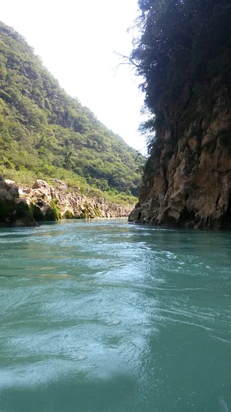 Tamul Şelalesi, Huasteca Potosina 'daki Aquismn belediyesinde, San Luis Potos Meksika' da bir teknede kürek çekebileceğiniz berrak bir sudur.