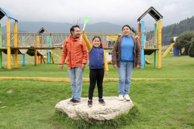 Baba, anne ve kızından oluşan Latin bir aile pikniğin tadını çıkarıyor. Uçurtma uçurmak ve tatillerde mutlulukla atlamak. Ve cep telefonsuz geçirdikleri güzel günleri kutlamak için izinliler.