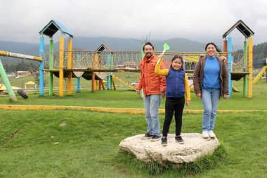 Baba, anne ve kızından oluşan Latin bir aile pikniğin tadını çıkarıyor. Uçurtma uçurmak ve tatillerde mutlulukla atlamak. Ve cep telefonsuz geçirdikleri güzel günleri kutlamak için izinliler.