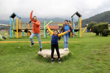 Baba, anne ve kızından oluşan Latin bir aile pikniğin tadını çıkarıyor. Uçurtma uçurmak ve tatillerde mutlulukla atlamak. Ve cep telefonsuz geçirdikleri güzel günleri kutlamak için izinliler.
