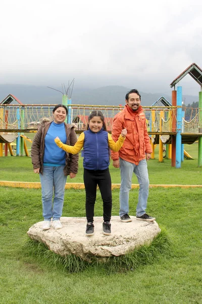 Baba, anne ve kızından oluşan Latin bir aile pikniğin tadını çıkarıyor. Uçurtma uçurmak ve tatillerde mutlulukla atlamak. Ve cep telefonsuz geçirdikleri güzel günleri kutlamak için izinliler.