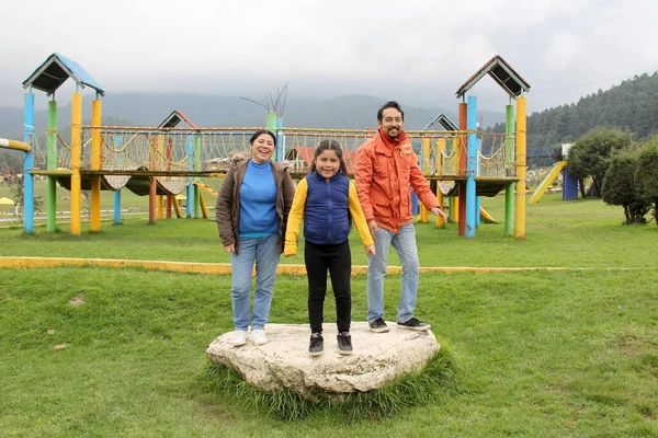 Λατινική Οικογένεια Του Μπαμπά Μαμά Και Κόρη Απολαμβάνουν Ένα Πικνίκ — Φωτογραφία Αρχείου