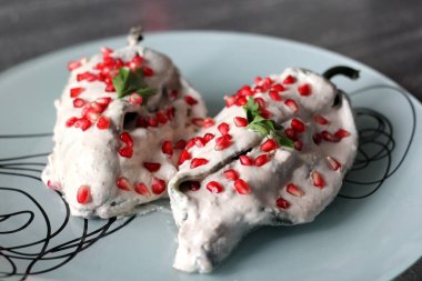 Yakın plan chiles rellenos en nogada, geleneksel Meksika yemekleri.
