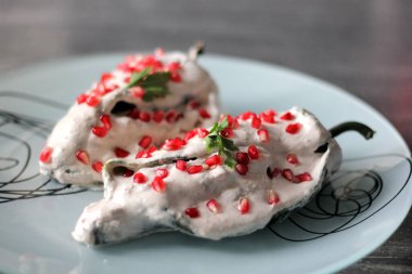 Yakın plan chiles rellenos en nogada, geleneksel Meksika yemekleri.