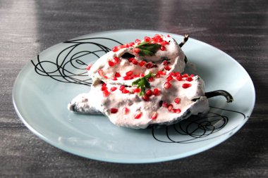 Yakın plan chiles rellenos en nogada, geleneksel Meksika yemekleri.