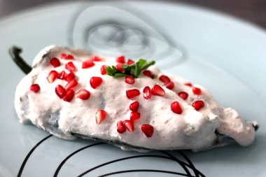 Yakın plan chiles rellenos en nogada, geleneksel Meksika yemekleri.