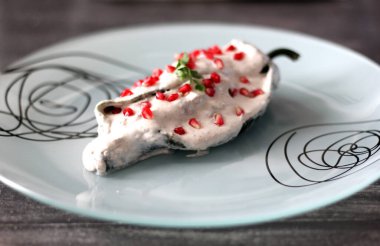Yakın plan chiles rellenos en nogada, geleneksel Meksika yemekleri.