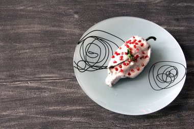 Yakın plan chiles rellenos en nogada, geleneksel Meksika yemekleri.