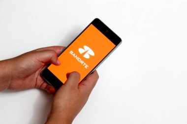 Mexico City, Mexico - 7 Mayıs 2022 Meksika finans kurumu Banorte, Meksika 'da Citibanamex' in satın alınması için görüşmeler yapıyor. Cep telefonunda kullanılabilecek uygulamayı gösterir