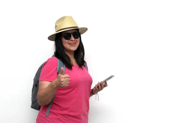 Latynoska Dorosła Kobieta Okularach Przeciwsłonecznych Kapeluszu Różowej Koszuli Używa Telefonu — Zdjęcie stockowe