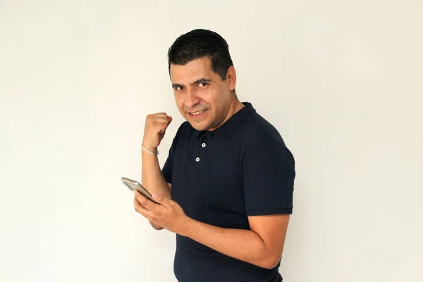 Latino Moreno Hombre Adulto Con Pelo Negro Recibe Envía Mensajes —  Fotos de Stock