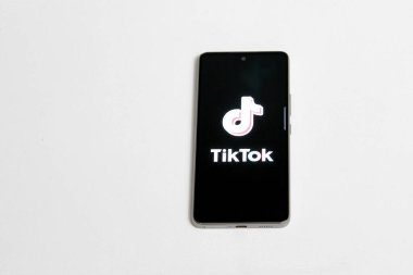Mexico City, Mexico - 7 Mayıs 2022: Meksika 'nın en hızlı büyüyen sosyal medya uygulamalarından biri olan TikTok nüfuzlu kişilere 100,000' den fazla takipçisi ile ödeme yapacak: reklam paralarını paylaşacak