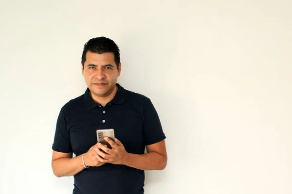 Latino Moreno Hombre Adulto Con Pelo Negro Recibe Envía Mensajes —  Fotos de Stock