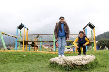 Latin kökenli anne ve kızı piknikte oynayıp eğleniyorlar. Uçurtma uçuruyorlar, ATV sürüyorlar, dans ediyorlar ve mutluluktan zıplıyorlar.