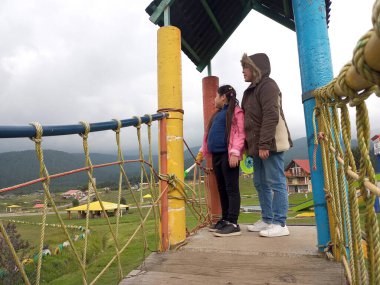 Latin kökenli anne ve kızı piknikte oynayıp eğleniyorlar. Uçurtma uçuruyorlar, ATV sürüyorlar, dans ediyorlar ve mutluluktan zıplıyorlar.