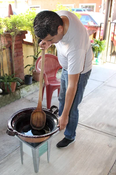 Homem Adulto Latino Prepara Toupeira Mexicana Uma Panela Barro Fogão — Fotografia de Stock