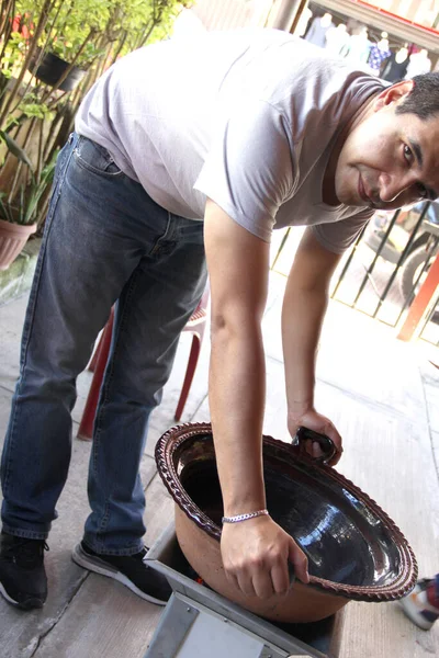 Homem Adulto Latino Prepara Toupeira Mexicana Uma Panela Barro Fogão — Fotografia de Stock