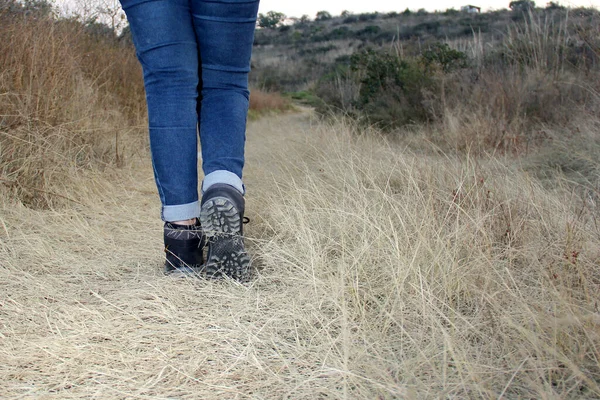 Pernas Com Calças Jeans Botas Caminhada Pretas Meio Caminhada Campo — Fotografia de Stock
