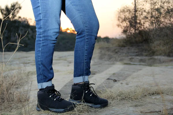 Kot Pantolonlu Bacaklar Siyah Yürüyüş Botlarıyla Yürür Poz Verir Oynar — Stok fotoğraf