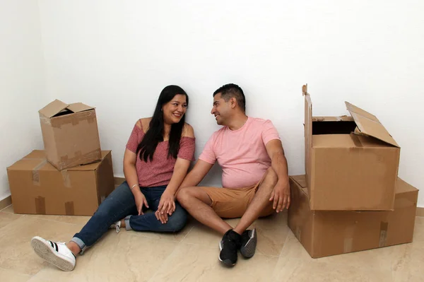 Латиноамериканцы Мужчина Женщина Пара Купили Дом Переезжают Коробками Создать Свой — стоковое фото