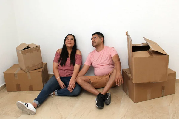 Латиноамериканцы Мужчина Женщина Пара Купили Дом Переезжают Коробками Создать Свой — стоковое фото