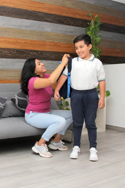 Madre Hijo Hispanos Latinos Preparan Para Volver Escuela Uniforme Mochila — Foto de Stock