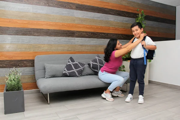 Madre Hijo Hispanos Latinos Preparan Para Volver Escuela Uniforme Mochila — Foto de Stock