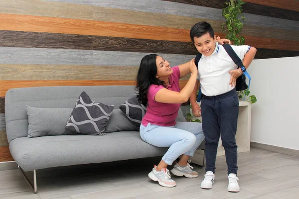 Madre Hijo Hispanos Latinos Preparan Para Volver Escuela Uniforme Mochila — Foto de Stock