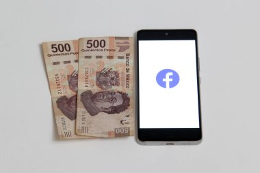 Mexico City, Mexico - 7 Mayıs 2022: Facebook Meksika, sosyal ağ kullanıcılarının yeni altgruplar içindeki materyal veya konuşmalara özel erişim için ödeme yaptığını test ediyor.