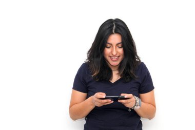 Latin genç yetişkin kadın video oyunları, diziler ve filmler oynamak için cep telefonunu kullanıyor, eğlence ve eğlence için teknolojiyi kullanıyor