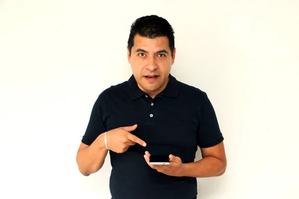 Uomo Latino Adulto Sfondo Bianco Isolato Con Telefono Cellulare Posizione — Foto Stock