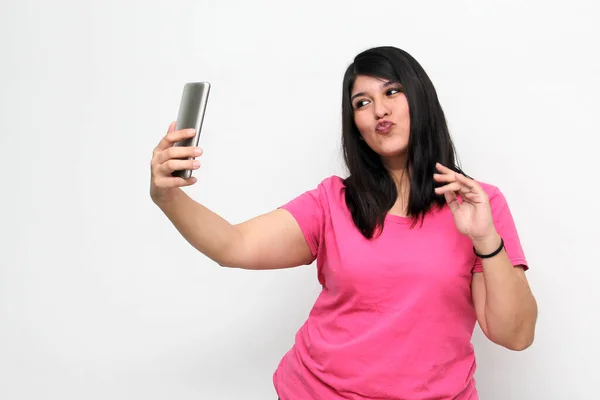 Латиноамериканская Взрослая Женщина Использует Свой Мобильный Телефон Сделать Видеозвонок Выражением — стоковое фото