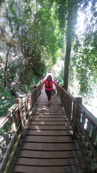Latino Woman Visit Pier Tamul Waterfall Cueva Del Agua Tamasopo — Stock Photo, Image