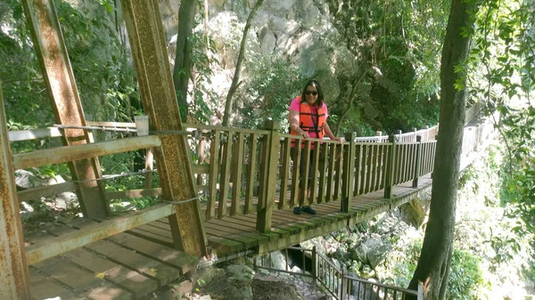 Mulher Latina Visitar Cais Cachoeira Tamul Cueva Del Água Tamasopo — Fotografia de Stock