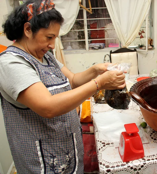 拉丁裔墨西哥成年妇女在陶罐中准备了一包新制造的红痣 以出售和遵循墨西哥人民的传统和文化 — 图库照片