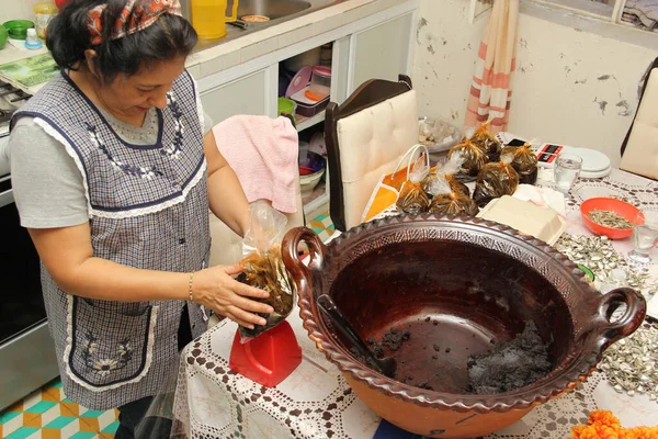 Λατινομεξικανική Ενήλικη Γυναίκα Ετοιμάζει Πακέτα Φρεσκοφτιαγμένη Κόκκινη Ελιά Πήλινο Δοχείο — Φωτογραφία Αρχείου