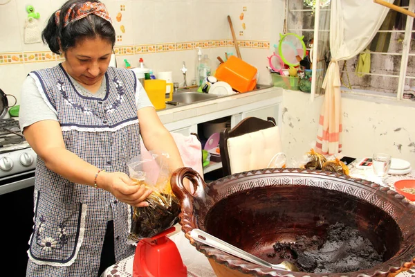 Mulher Adulta Mexicana Latina Prepara Pacotes Toupeira Vermelha Recém Feita — Fotografia de Stock