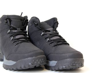 Dağ yürüyüşü yapmak isteyen erkek ya da kadınlar için yürüyüş ayakkabıları. Tatilde ya da hafta sonunda macera için istikrar ve hareket özgürlüğü sağlayan sıkı bir kayma önleyici tabanla.