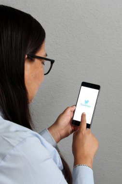 Mexico City, Mexico - 7 Mayıs 2022: Meksika şaşırdı çünkü Twitter uygulamasının satın alındığını duyuran Elon Musk, henüz bilgi alamadığı için tamamlamamakla tehdit etti. 