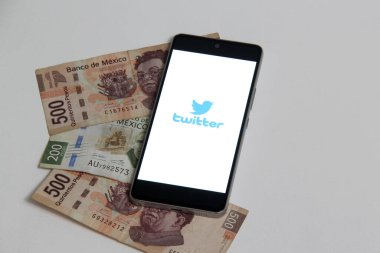 Mexico City, Mexico - 7 Mayıs 2022: Meksika şaşırdı çünkü Twitter uygulamasının satın alındığını duyuran Elon Musk, henüz bilgi alamadığı için tamamlamamakla tehdit etti. 