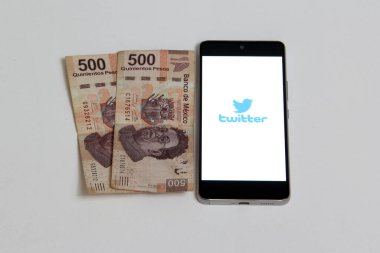 Mexico City, Mexico - 7 Mayıs 2022: Meksika şaşırdı çünkü Twitter uygulamasının satın alındığını duyuran Elon Musk, henüz bilgi alamadığı için tamamlamamakla tehdit etti. 